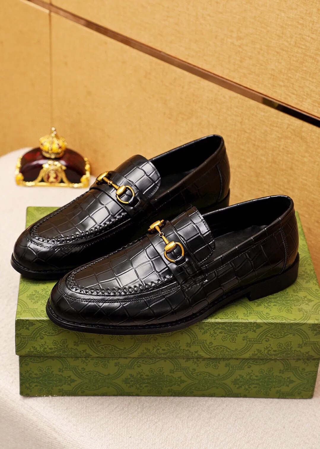 Men's shoes 💰460 💐 Product trademark: GUCCI "Gucci" casual leather shoes Regular size: 38-44 (45🉑️customized) Product materials: Selected imported first-layer calfskin embossed upper + luxury hardware buckle, imported water-dyed cow leather lining. Strong three-dimensional visual effect, combined outsole Color: 2⃣️colors available